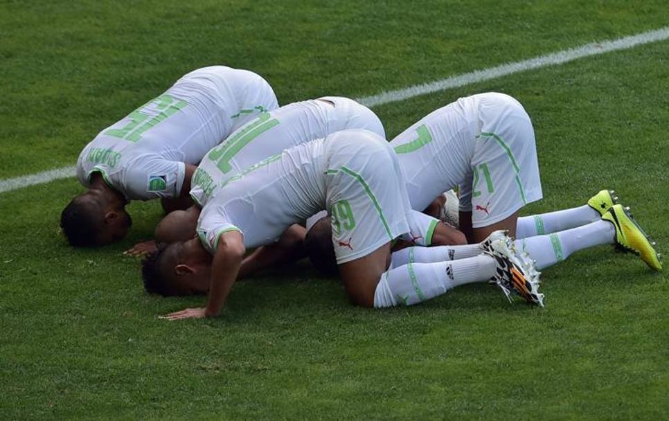 Gli algerini si inginocchiano in preghiera. Afp